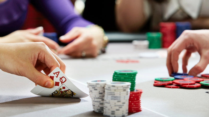 Cách chơi Poker tại vòng Showdown yêu cầu tất cả mọi người đều show 2 lá bài