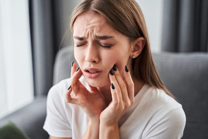 Cắn sâu, để lại vết thương trong má là điềm báo nguy hiểm tiềm ản