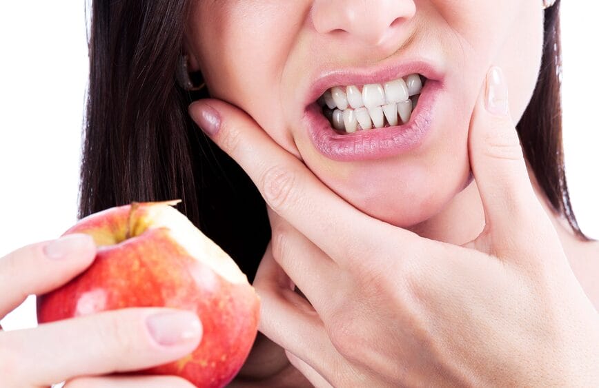 Cắn vào lưỡi khi đang ăn