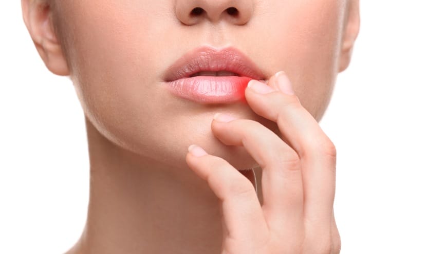 Cắn vào môi là điềm gì? Khám phá các điềm báo được gửi đến từ vũ trụ
