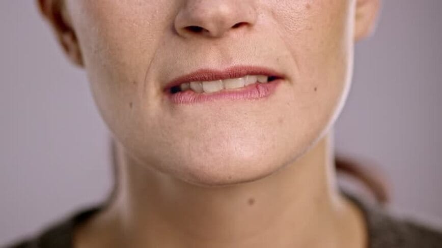 Một vài điềm báo thú vị khác khi cắn vào môi dưới
